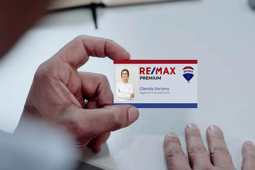 Tarjeta personalizada de una agente de RE/MAX Premium
